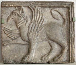 Grifo (o grype). Bajo relieve esculpido, mármol, Venecia (Italia) siglo XII. Galería Nacional, Palacio Sternberg, Praga (República Checa). de Italian School
