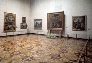 Sala del museo presentando La Adoración de los Magos de Vinci, el Bautismo de Cristo de Verrocchio y Vinci, la Santísima Trinidad con la Virgen y Santos de Signorelli de Italian School