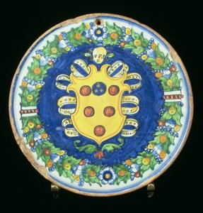 Plato de mayólica con el escudo de armas de los Medici con un borde de follaje y frutas, italiano, siglo XVI de Italian School