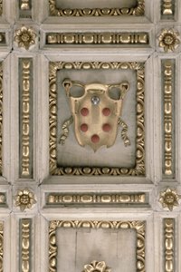 Escudo de los Medici, del plafón de la iglesia (estuco)