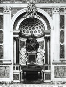 Monumento al Papa Clemente XII (1652-1740) con urna y columnas de pórfido del Panteón, entre Templanza (L.) y Prudencia (R.) en la Capilla Corsini de Italian School