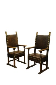 Par de sillas trono tapizadas en cuero de nogal, Italia c.1660 de Italian School