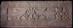 Pretil de piedra cubierto con bajorrelieves que representan pavos reales, del sarcófago de Teodote, siglo VIII