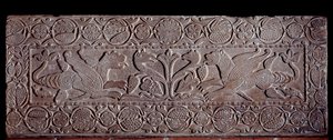 Parapeto de piedra cubierto con bajorrelieves que representan el Árbol de la Vida, los dragones alados. Del sarcófago de Teodote, siglo VIII de Italian School