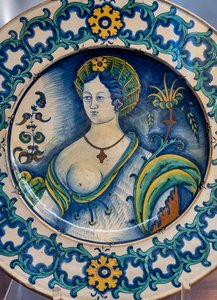 Plato decorado con un hermoso busto de mujer, con motivo de corona de espinas, primera mitad del siglo XVI (mayólica) de Italian School