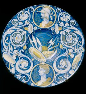 Plato con armas y guerreros, obra de la manufactura de Deruta