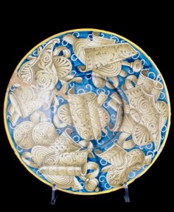 Plato con armas, obra de la manufactura de Casteldurante de Italian School