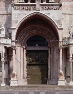 Protiro de la catedral, finales del siglo XIII-principios del siglo XIV de Italian School