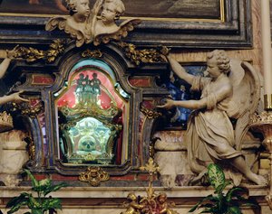 Reliquia del cráneo de San Luis Gonzaga situada en el altar mayor de Italian School