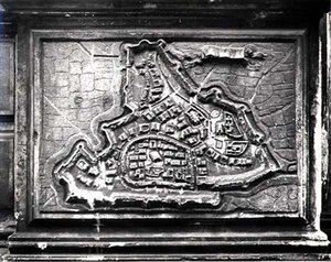 Mapa en Relieve de la Fachada de la Iglesia mostrando la Ciudad Fortaleza de Modon durante la Guerra de Candía 1645-69 entre los Venecianos y los Turcos, encargado por la Familia Barbaro