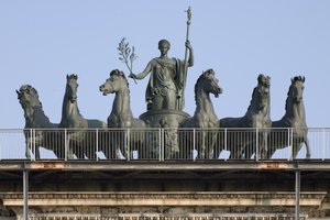 Carro de seis caballos, detalle del Arco de la Paz, Milán, Italia de Italian School
