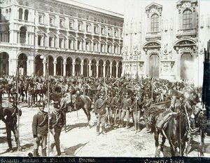 Soldados, bajo el Mando del General Bava Beccaris, frente a la Catedral, durante los Disturbios en Milán, 6-9 de Mayo de 1898
