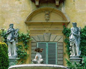 Fachada sur de la Villa la Pietra de Italian School