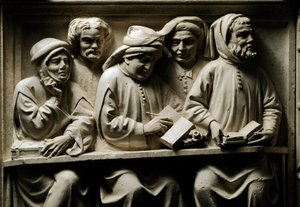 Enseñanza universitaria: estudiantes (detalle). Bajo relieve de piedra policromada de la tumba de Lorenzo del Pino, abogado y profesor de derecho de la Universidad de Bolonia, realizado por el taller de Dalle Masegne (finales del siglo XIV). Aproximadament de Italian School