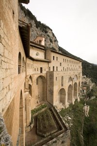 Vista del Monasterio de San Benedetto (Sacro Speco) construido desde el siglo XII, Subiaco (Roma), Italia