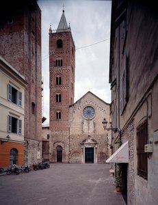 Vista de la fachada y campanario de Italian School