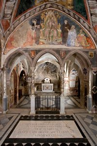 Vista del presbiterio de la Iglesia Superior con el altar principal en estilo cosmatesco, sobre el fresco que representa a San Benito de Nursia en vestiduras pontificales en el púlpito rodeado de santos y miembros de la familia Anicia, familia de la noblez de Italian School