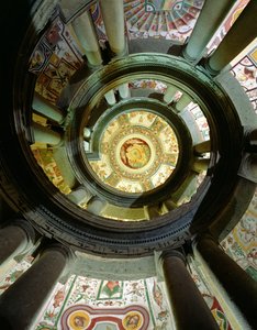 Vista de la escalera de caracol de piedra mirando hacia el techo, diseñada por Jacopo Vignola (1505-73) y sus sucesores, 1557-83