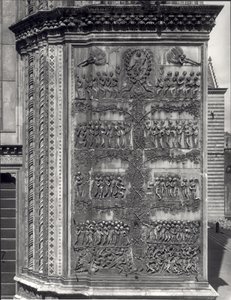 Escenas del Nuevo Testamento, panel en relieve de la fachada