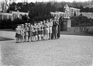 Grupo familiar Cavendish de 16 nietos en los jardines de Chatsworth, Derbyshire