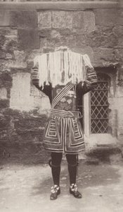 El Yeoman de la Guardia lleva el plato de plata con los monederos que contienen el dinero de los Santos Difuntos (foto b/n)
