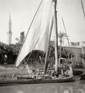 En el Canal Mahmoudiyah, Alejandría, Egipto, siglo XX de J. Dearden Holmes