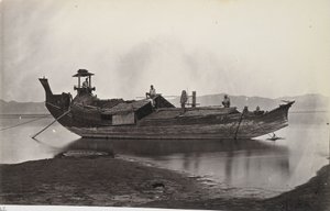 Vista de un laung-zat o arrozal amarrado a la orilla del río Irrawaddy de J. Jackson