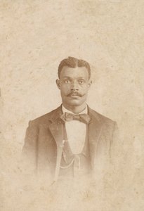 Fotografía de un hombre con traje, chaleco y corbata, 1880-1900 de J. W. Taylor