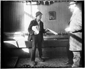 Retrato de un vendedor de periódicos entregando un papel a un hombre en lo que parece ser un baño en la Casa de Alojamiento de Duane Street de Jacob August Riis