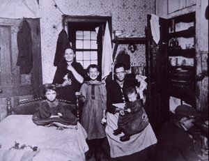 Vivienda en tugurios, Ciudad de Nueva York c.1905 (foto en blanco y negro) de Jacob August Riis