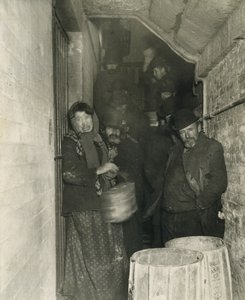 Esperando para entrar en la estación de Mulberry Street de Jacob August Riis