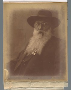 retrato, de, un, hombre barbudo, con, un, sombrero, y, un, cigarro, en, el suyo, boca
