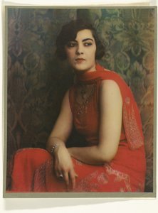 retrato, de, un, mujer, en, un, vestido rojo