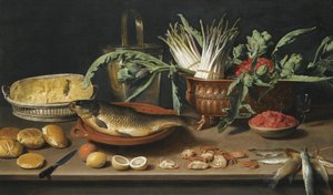 Naturaleza muerta con un pescado en un plato de terracota, racimos de espárragos, alcachofas y cerezas en un plato festoneado, junto con medio queso en una cesta, panecillos, fraises de bois, limones, naranjas y cangrejos, todo dispuesto sobre una mesa. de Jacob Van Es