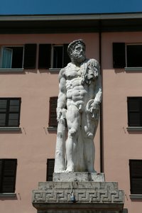 Estatua de Hércules por Jacopo Sansovino, Brescello, Provincia de Emilia Romagna, Italia de Jacopo Sansovino