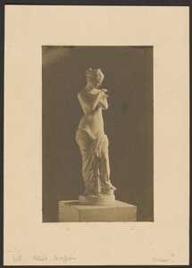 [Estatua de mujer]