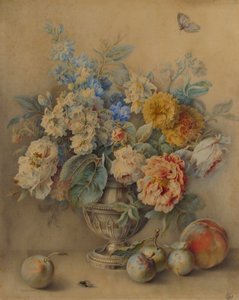 Flores en un salero de plata, frutas en primer plano
