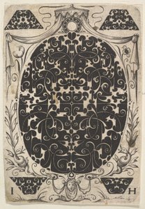 Colgante oval decorado con Schweifwerk, rodeado de motivos más pequeños y coronado