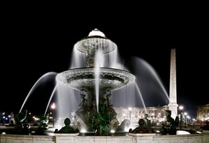 Vista de la fuente hecha por Jacques Ignace Hittorff y el obelisco de la Place de la Concorde en París