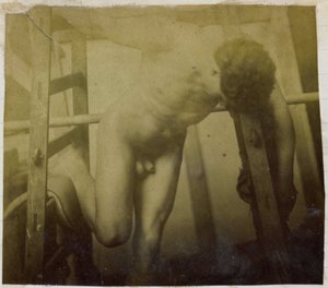 Estudio de un modelo desnudo masculino, inclinado hacia adelante en un andamio de madera, en el estudio de Jacques de Lalaing de Jacques Lalaing (attributed to)