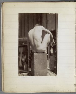 Estudio de un modelo de desnudo masculino, sentado y visto de espaldas, en el estudio de Jacques de Lalaing