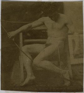 Estudio de un modelo desnudo masculino sentado en un escalón, visto de frente con una cuerda y un lazo en el regazo, en el estudio de Jacques de Lalaing de Jacques Lalaing (attributed to)
