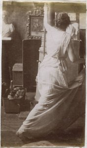 Estudio de una modelo femenina con drapeado, vista desde atrás, en el estudio de Jacques de Lalaing de Jacques Lalaing (attributed to)