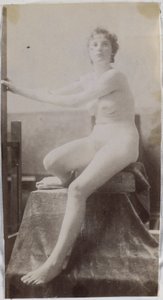 Estudio de una modelo de desnudo femenino, sentada en el escenario y vista de frente, en el estudio de Jacques de Lalaing, estudio preliminar para la tumba de Fernand Scribe en el cementerio de Gante de Jacques Lalaing (attributed to)