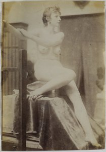 Estudio de modelo de desnudo femenino, sentada en el escenario junto a un caballete y vista desde un ángulo, en el estudio de Jacques de Lalaing, estudio preliminar para el monumento funerario Fernand Scribe en el cementerio de Gante de Jacques Lalaing (attributed to)