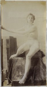 Estudio de modelo de desnudo femenino, sentada en podio junto a un caballete y vista de frente, en el estudio de Jacques de Lalaing, estudio preliminar para el monumento funerario Fernand Scribe en el cementerio de Gante de Jacques Lalaing (attributed to)