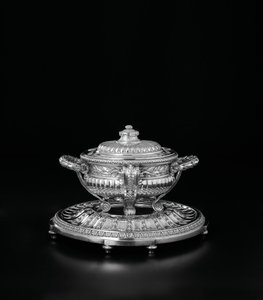 Sopera de Luis XV, tapa y soporte del servicio Orloff de Jacques Nicolas Roettiers
