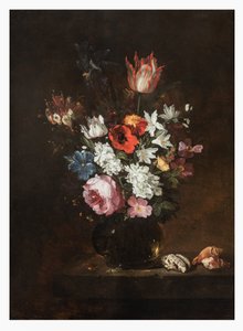 Una rosa, un tulipán, un lirio, amapolas, madreselva y otras flores en un jarrón de cristal con conchas marinas en un borde