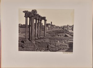 Vista general del Foro Romano tomada desde el Capitolio, con las ocho columnas del Templo de Saturno en primer plano y el Coliseo al fondo de James Anderson