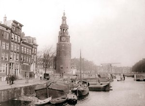 Barcazas en el canal frente a la Montelbaanstoren, Ámsterdam, 1898 de James Batkin